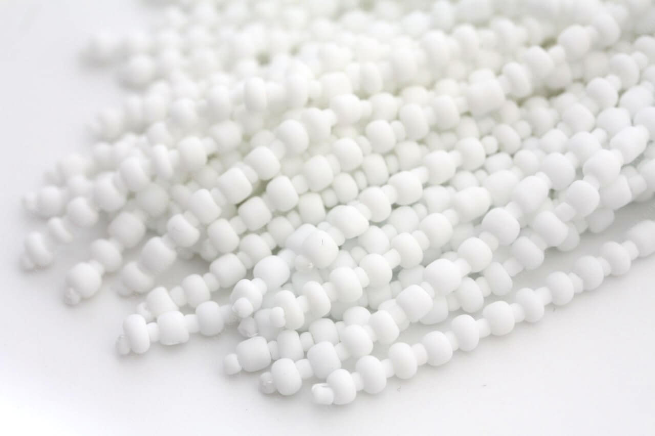 Пучки з матових бусін WHITE 4mm прямий